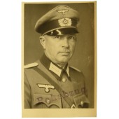Portret van de Duitse luitenant in Feldbluse en vizier in crusherstijl